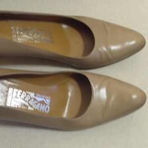 Ferragamo Tan Pumps Size 8 B Classic 2.75" Heels